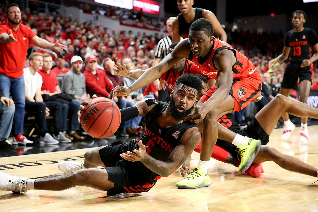 Sports - HMHouston Cougars guard Corey Davis Jr. (5) passes the ball as Cincinnati guard Keith Williams (2) defends in the first half of a game at Fifth Third Arena in Cincinnati.(Kareem Elgazzar / The Cincinnati Enquirer)